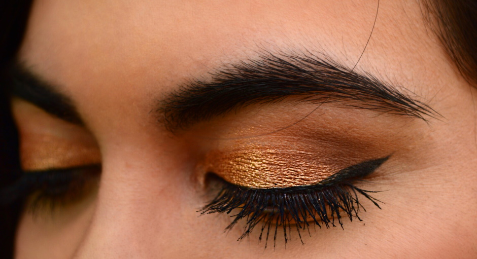 glamorous golden eyeshadow look